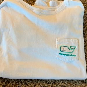 Vineyard vines white tee shirt